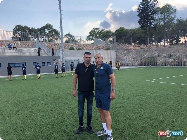 רוצים לעלות לליגה ב'. יו"ר מ.כ שפרעם, סמיר חסון (משמאל) והמאמן חוסין עליאן (מימין) 